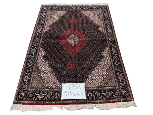 MAHI RUG WITH NEGATIVE SPACE