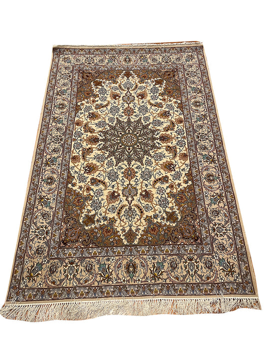 MEDALLION RUG ON SILK