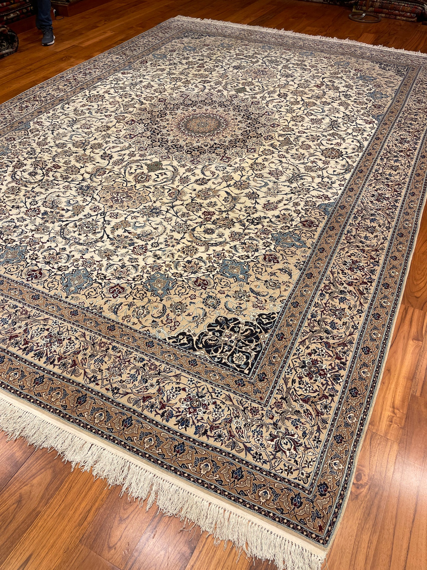 IMPOSING PALATIAL CARPET