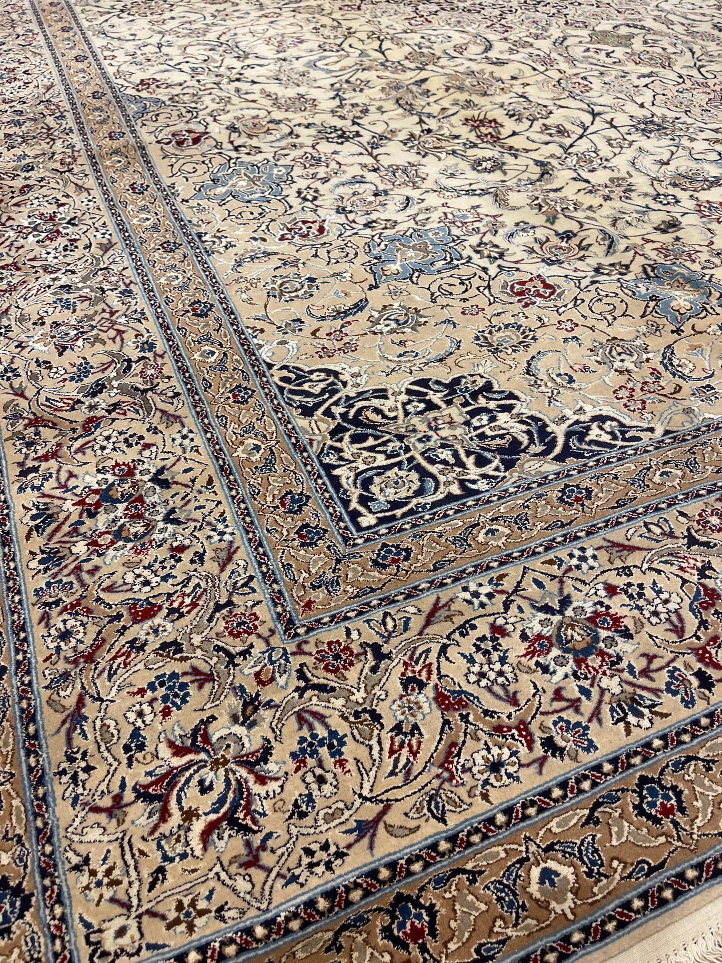 IMPOSING PALATIAL CARPET